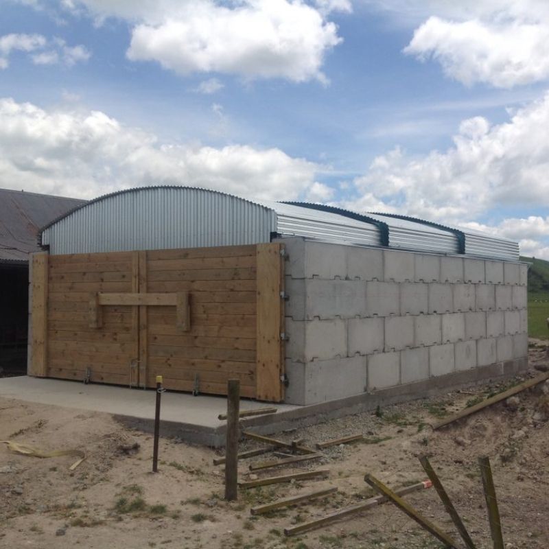 Interbloc Fertiliser Bin with Aluminum Roof and Wooden Doors