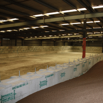 Vertically reinforced retaining walls built with Interbloc to separate fertiliser