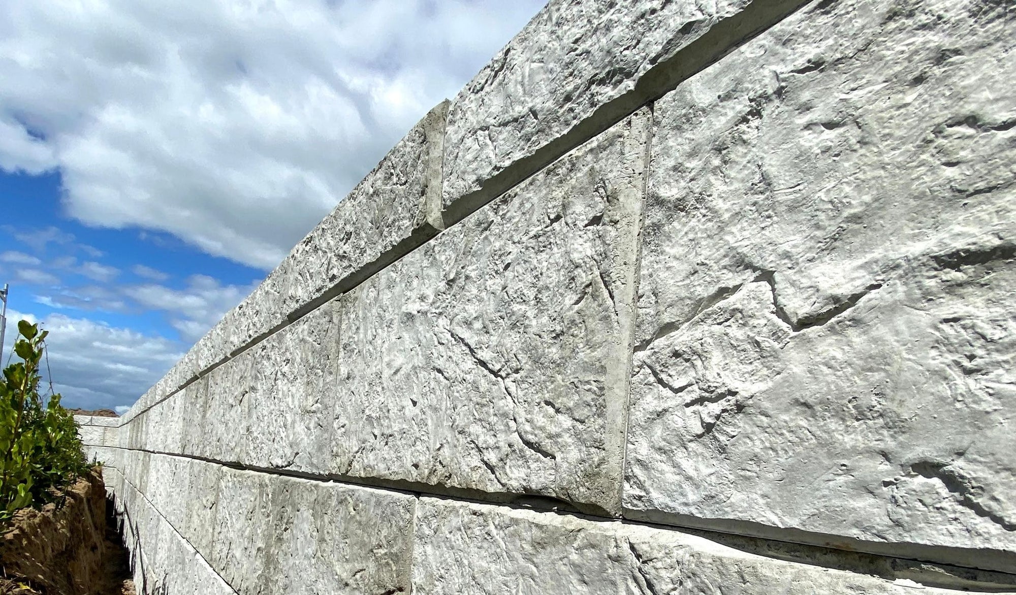 Side Profile showing a facia of Stonebloc retaining wall